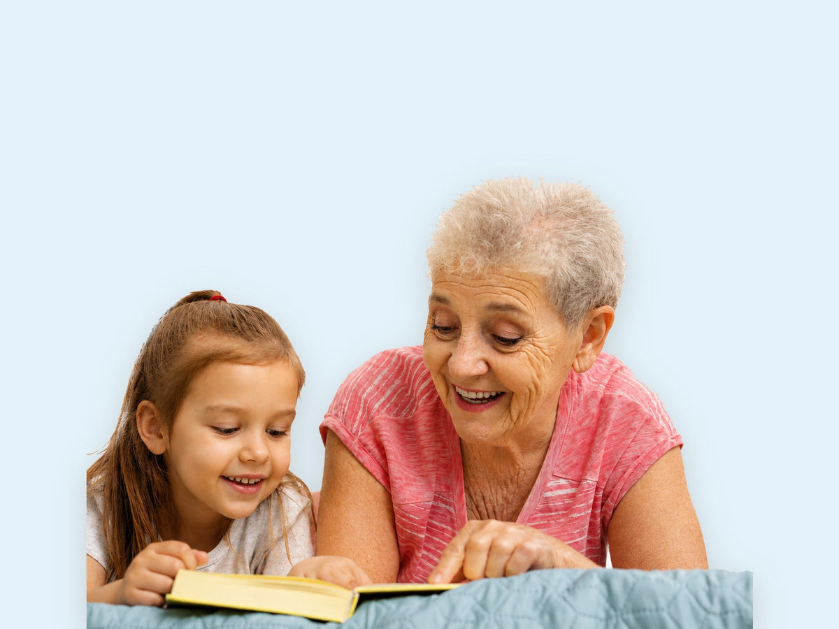 Una nonna e sua nipote leggono un libro insieme