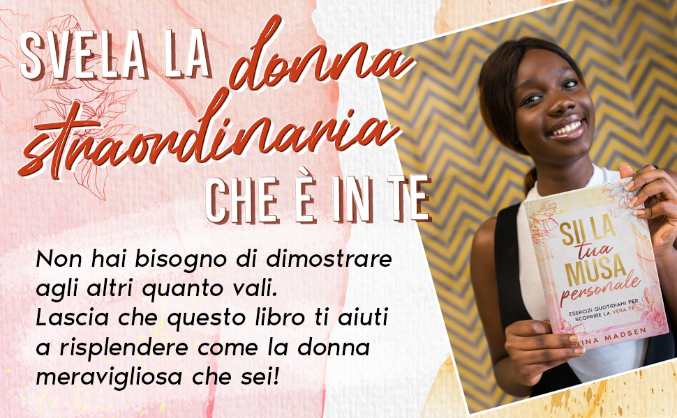 Una giovane donna sorridente tiene Sii la tua musa personale: scopri la donna forte che è in te.